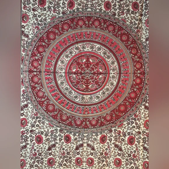 Beautiful Tablecloth with Intricate Pattern - Picture 3 of 4